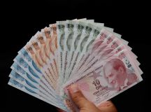 FILE PHOTO: Turkish lira banknotes are seen in this picture illustration in Istanbul, Turkey August 14, 2018. REUTERS/Murad Sezer/Illustration/File Photo